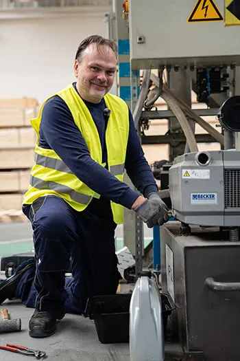 Marc Rassbach vom Mobilen Becker Service im Serviceeinsatz an einer &Ouml;lgeschmierten Becker Vakuumpumpe U 4.70