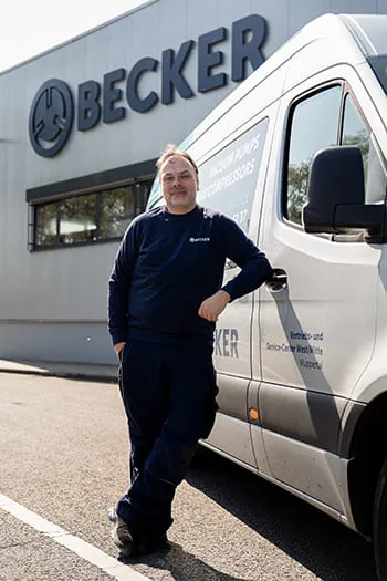Marc Rassbach vom Mobilen Becker Service vor seinem Servicefahrzeug am Standort Wuppertal