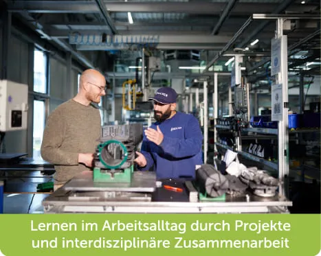 2 Personen schauen sich die Pumpenmontage an