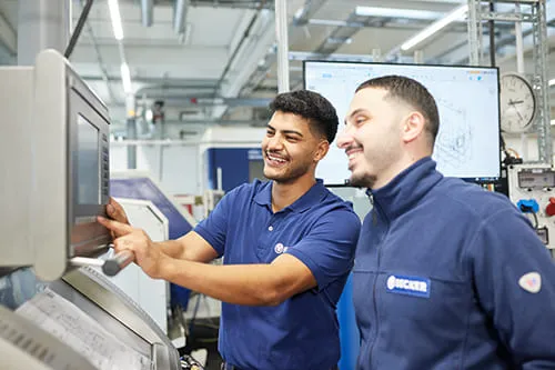 2 Industriemechaniker an einer Bearbeitungsmaschine