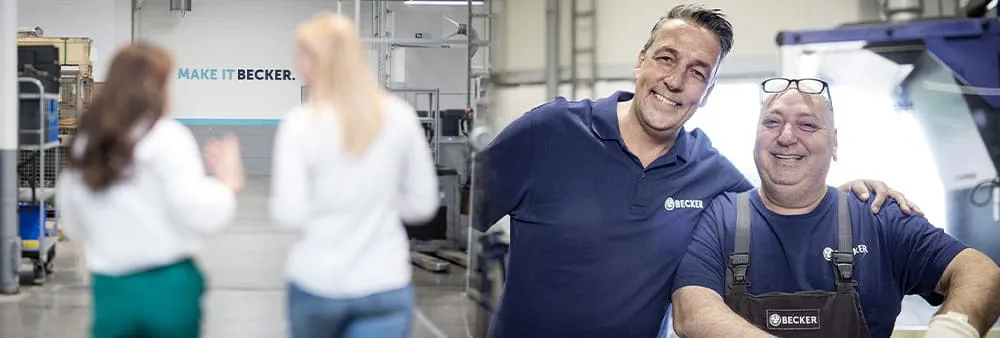 Ein aus zwei Einzelbildern zusammengesetztes Bild zeigt zwei Situationen, wobei im linken Bild 2 sich unterhaltende Frauen sich aus dem Bild entfernen und der Fokus auf den Slogan Make It Becker an der hinteren Wand legt und im rechten Bild zwei Mitarbeiter nebeneinander stehen und freundlich l&auml;cheln, wobei der eine seinen Arm freundschaftlich um den anderen gelegt hat.